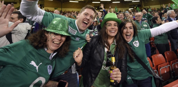 Festa dentro e fora de campo: irlandeses comemoram a vitória contra a França no último domingo