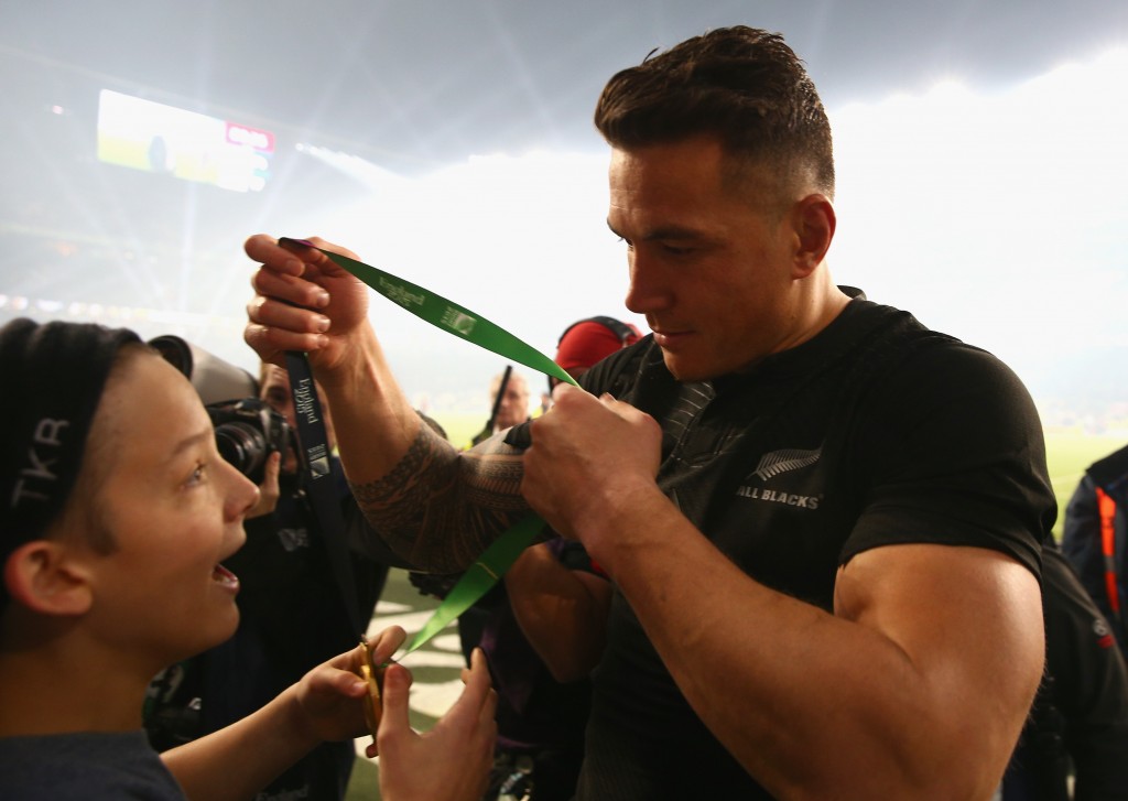 Sonny Bill Williams entrega medalha a menino derrubado por segurança. Foto: Paul Gilham/Getty Images