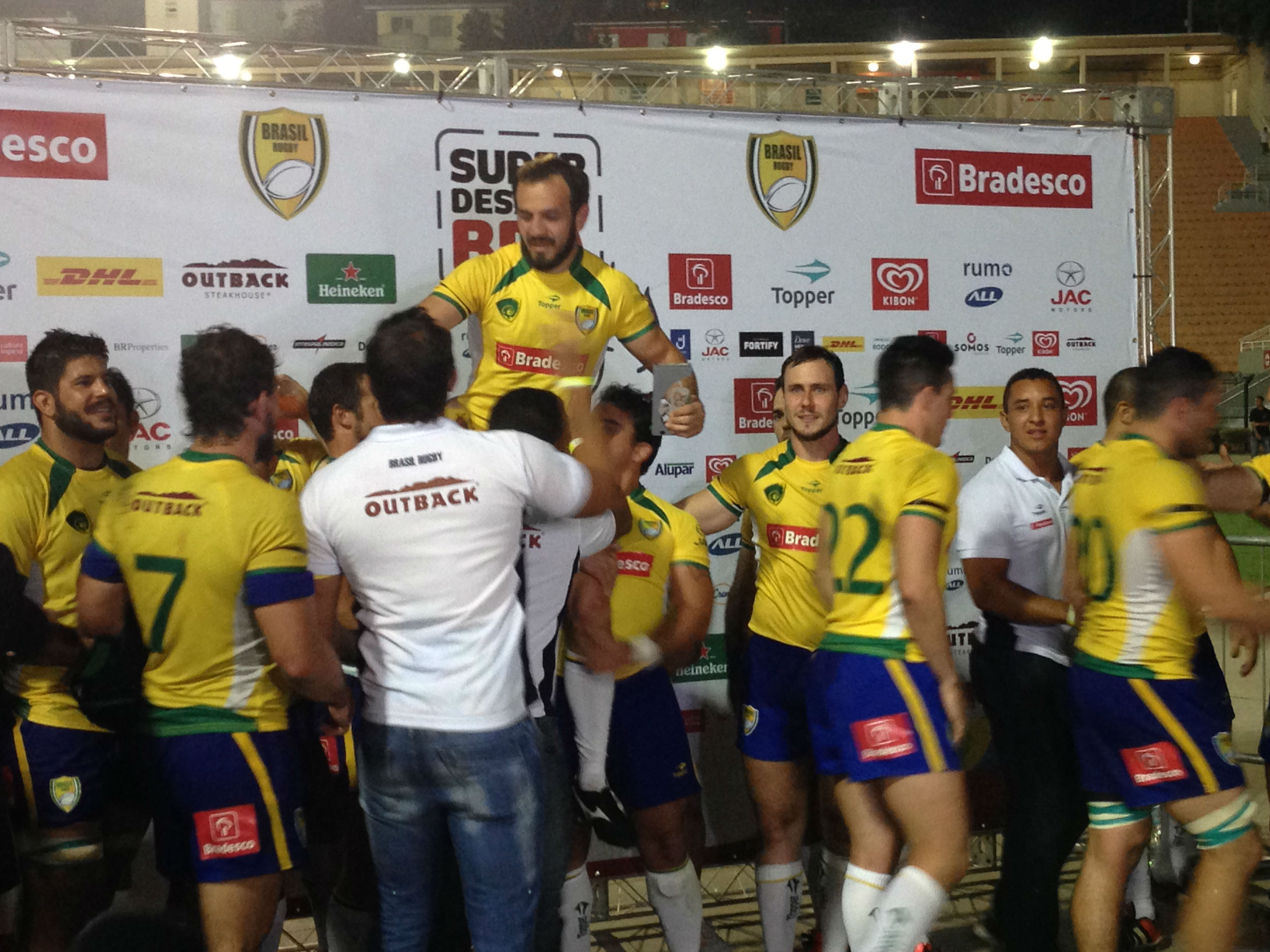 Fernando Portugal é erguido pelos jogadores da seleção brasileira após ser homenageado. Foto: Brunno Carvalho/UOL