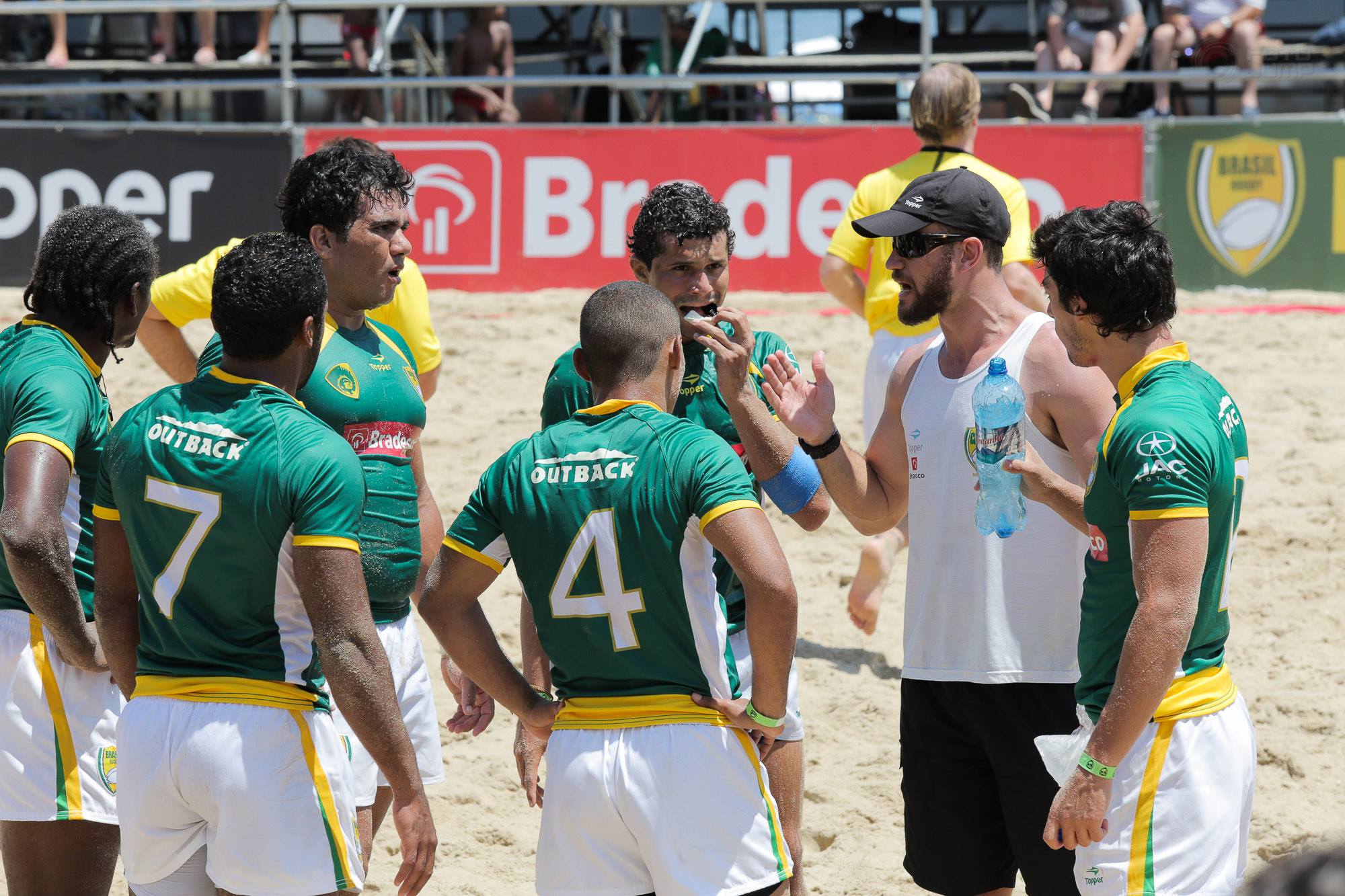 Nas areias de Ipanema, Gregg dá instruções para a seleção de beach rugby no fim de 2015. Foto João Neto/Fotojump