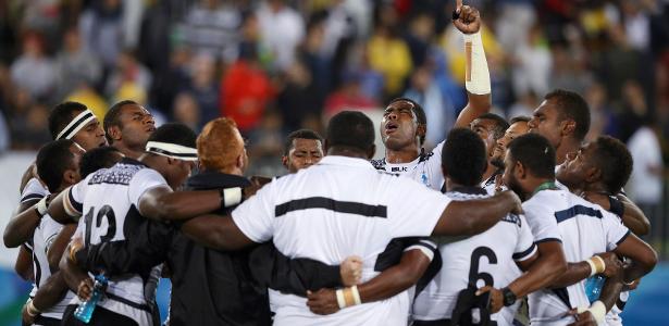 Seleção de rúgbi de Fiji comemora após conquistar a medalha de ouro nos Jogos Olímpicos (Phil Noble/Reuters)
