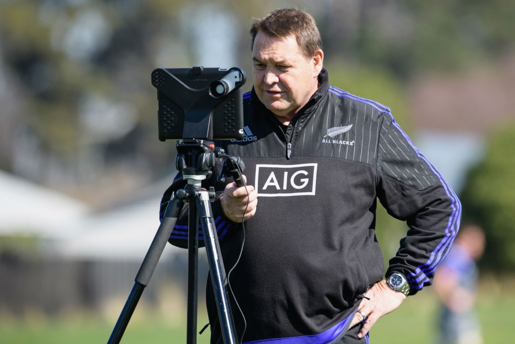 Técnico neozelandês Steve Hansen analisa vídeo em treino dos All Blacks | Crédito: Getty Images